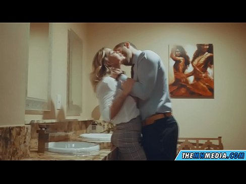 ❤️ Том биетэй шаргал үст таныг нийтийн бие засах газар уруу татах үед ️❌ Зовх видео манайд